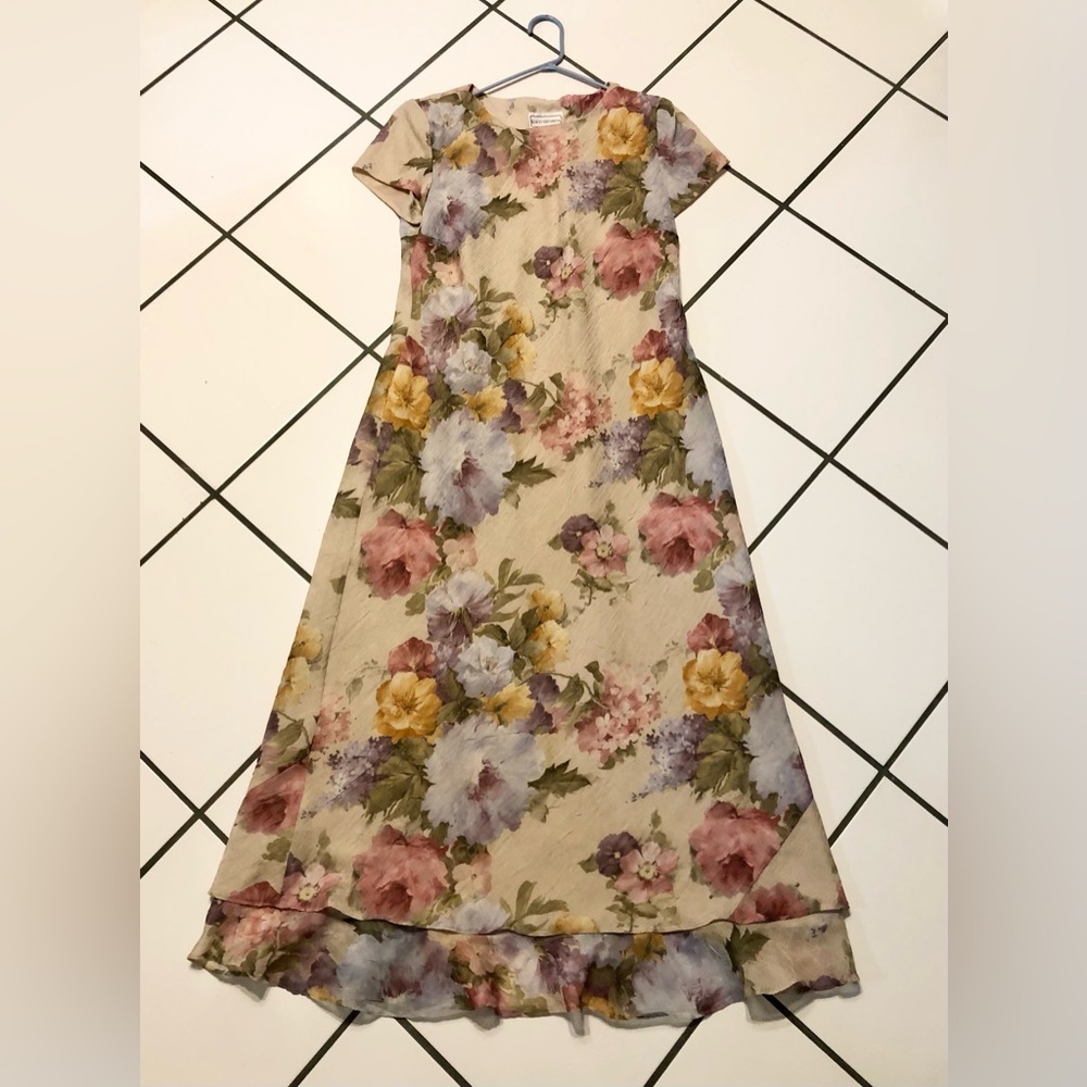 Ladies size 14 Karin Stevens elegant, easy wearing floral print long dress